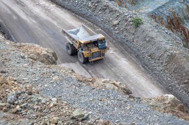 PIJITRA, THAILAND - 2 Temmuz 2016: Güneydoğu Asya Pijitra 'nın en büyük altın madeni olan Akara Kaynakları şantiyesindeki maden nakliye kamyonu