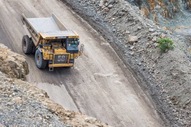 PIJITRA, THAILAND - 2 Temmuz 2016: Güneydoğu Asya Pijitra 'nın en büyük altın madeni olan Akara Kaynakları şantiyesindeki maden nakliye kamyonu