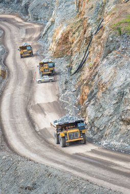 PIJITRA, THAILAND - 2 Temmuz 2016: Güneydoğu Asya Pijitra 'nın en büyük altın madeni olan Akara Kaynakları şantiyesindeki maden nakliye kamyonu