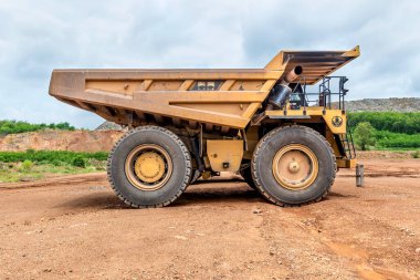 PIJITRA, THAILAND - 2 Temmuz 2016: Güneydoğu Asya Pijitra 'nın en büyük altın madeni olan Akara Kaynakları şantiyesindeki maden nakliye kamyonu