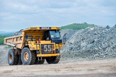 PIJITRA, THAILAND - 2 Temmuz 2016: Güneydoğu Asya Pijitra 'nın en büyük altın madeni olan Akara Kaynakları şantiyesindeki maden nakliye kamyonu