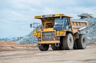 PIJITRA, THAILAND - 2 Temmuz 2016: Güneydoğu Asya Pijitra 'nın en büyük altın madeni olan Akara Kaynakları şantiyesindeki maden nakliye kamyonu