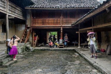 Ha Giang, Vietnam - 19 Eylül 2015: Akciğer kamerası Kültür Turizm Köyü Sung La Valley Commune, Dong Van, Ha Giang, Vietnam