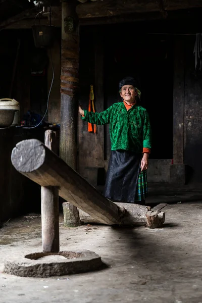 Giang Vietnam September 2015 Hmong Frauen Mit Antiken Holzmörtel Lung — Stockfoto