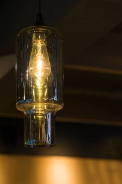 Modern tavan lambaları ampuller silindirik cam şekilli ofis binası ya da ev ve karanlık arka plan kavramına sahip canlı akitektür dekorasyonu için iç mimari.