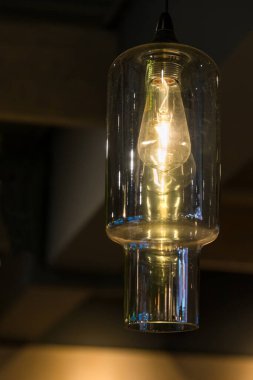 Modern tavan lambaları ampuller silindirik cam şekilli ofis binası ya da ev ve karanlık arka plan kavramına sahip canlı akitektür dekorasyonu için iç mimari.