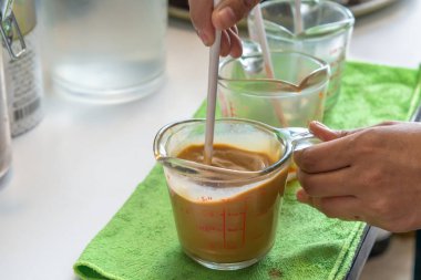 Kahve makinası kahve dükkanının tezgahında taze espresso ya da günlük hayat konseptinin ferahlatıcısını içmek için rehavet ilacı..