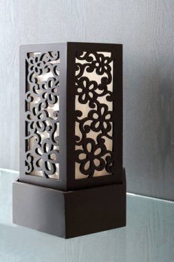 Şablondan yapılmış modern lamba ampulü güzel çiçek desenleri şeklinde silindirik şekilli iç mimari veya ev yapımı ve canlı akitektür dekorasyonu çağdaş kavramları için.