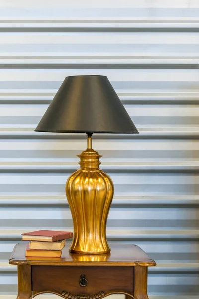 Belle Lampe Table Debout Dorée Vintage Ampoule Sur Table Bois — Photo