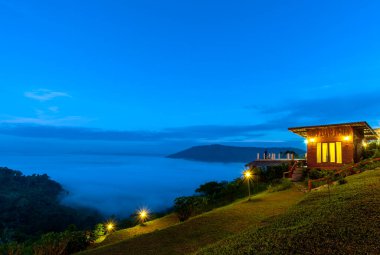 Dağ sisli sabah güneşinin güzel manzarası, Tayland 'ın Phetchabun bölgesindeki Khao Kho bölgesinde bulunan seyahat yeri ve ünlü yerdir. Doğal kavram ile rahatlama