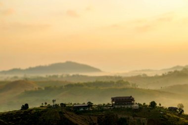 Dağ sisli sabah güneşinin güzel manzarası, Tayland 'ın Phetchabun bölgesindeki Khao Kho bölgesinde bulunan seyahat yeri ve ünlü yerdir. Doğal kavram ile rahatlama