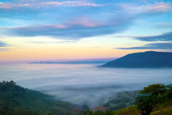 Όμορφο Τοπίο Του Βουνού Ομιχλώδης Αυγή Πρωί Είναι Ταξιδιωτικός Προορισμός — Φωτογραφία Αρχείου
