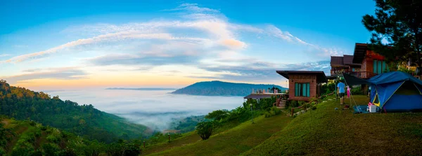 พาโนรามาท สวยงามของพระอาท นยามเช าหมอกภ เขาเป นสถานท องเท ยวและสถานท อเส ยงในอ — ภาพถ่ายสต็อก