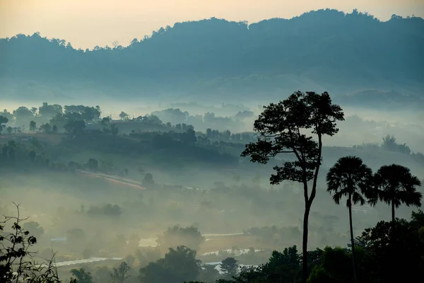 Prachtig Landschap Van Berg Mistige Ochtend Zonsopgang Reisbestemming Beroemde Plaats — Stockfoto