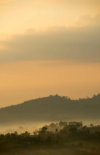 Prachtig Landschap Van Berg Mistige Ochtend Zonsopgang Reisbestemming Beroemde Plaats — Stockfoto