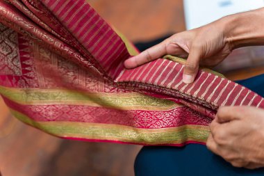 Ramayana destanı Ramayana destansı popüler hikayesi Entertainment konseptinin Khon gösteri gösterisinden önce pandomim oyuncusunun güzel elbisesi.