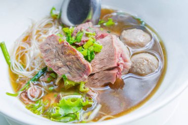 Biftekli erişte ve Çin usulü lezzetli köfte Asya usulü Tayland sokak yemeği..