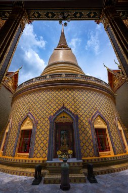 Wat Ratchabophit Sathitmahasimaram Rajawarawiharn güzel tapınağın tepesi Bangkok, Tayland 'da ünlü bir yerdir. Din ve ibadet, şanslı yaşam konsepti için dua eder.