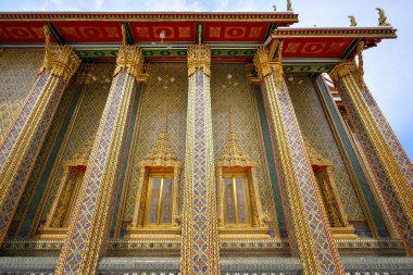 Wat Ratchabophit Sathitmahasimaram Rajawarawiharn güzel tapınağın tepesi Bangkok, Tayland 'da ünlü bir yerdir. Din ve ibadet, şanslı yaşam konsepti için dua eder.