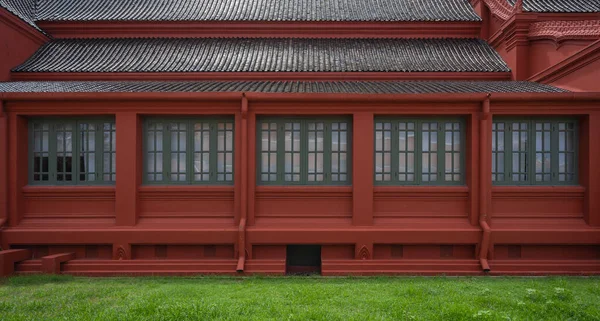 Altes Grünes Holzfenster Mit Rotem Altbau Und Alten Braunen Dachziegeln — Stockfoto