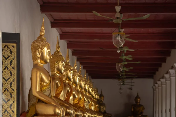 Groep Van Gouden Boeddha Standbeeld Zitten Staande Houding Boeddistische Tempel — Stockfoto