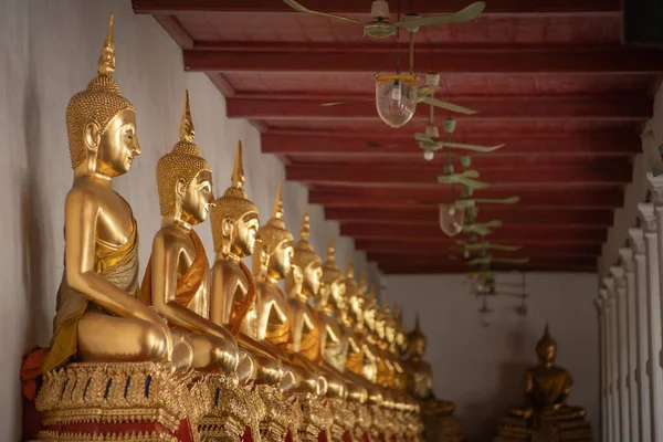 Groep Van Gouden Boeddha Standbeeld Zitten Staande Houding Boeddistische Tempel — Stockfoto