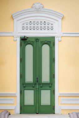 Antik yeşil ahşap ve beyaz sıva desenli sarı duvar dekoratif oryantal geometrik desenli dış mimari geleneksel tarihi bina çağdaş.