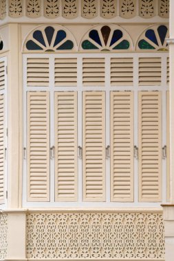 Antik ahşap pencere çardak paneli şablon kafes dekoratif panel doğu geometrik desenli dış mimari geleneksel doğu camii tarihi binası çağdaş