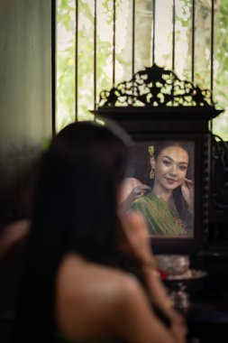 Tayland kültürü ve geleneklerine göre geleneksel Tayland kıyafeti giymiş güzel bir Asyalı kadın. Bırak da Ayutthaya, Tayland 'daki eski evdeki güzellikle hizmetçi ilgilensin.