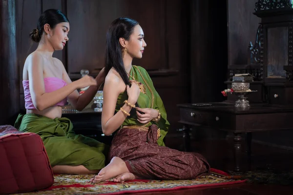 在泰国的Ayutthaya古屋 身着符合泰国传统文化传统的泰国服装的美丽的亚洲女人让女佣来照顾她们的美丽 — 图库照片