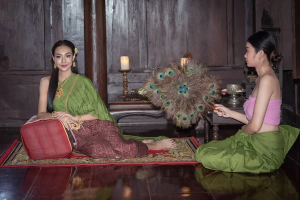 在泰国的Ayutthaya古屋 身穿传统泰式服装的美丽的亚洲女人与女佣们一起坐下来放松一下 — 图库照片