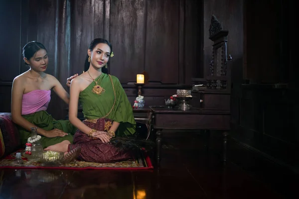 タイの伝統文化と伝統に基づいたタイの衣装を身に着けている美しいアジアの女性は メイドが古代の家で美しさを世話することができます Ayutthaya Thailand — ストック写真
