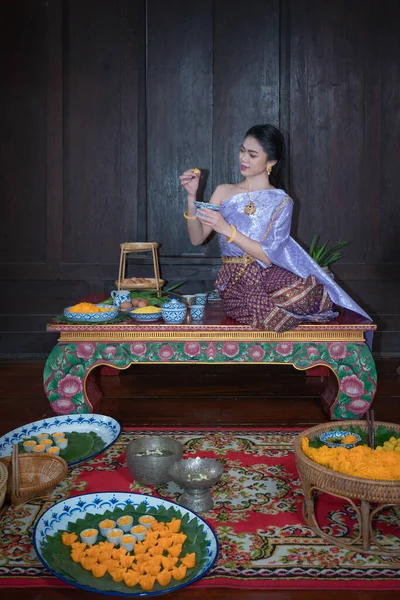 Mulher Asiática Bonita Vestindo Traje Vestido Tailandês Tradicional Acordo Com — Fotografia de Stock