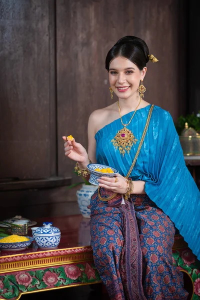 Hermosa Mujer Asiática Vistiendo Traje Vestir Tailandés Tradicional Según Cultura —  Fotos de Stock