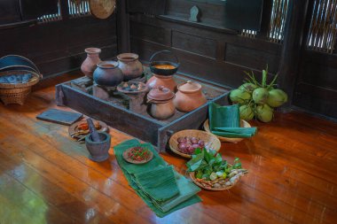 Tayland mimarisi geleneksel ahşap evi dekorasyonu için eski günlerin kültürel kimliğini koruyan kır evinde yemek pişirmek için birçok şifalı bitkiyle eski ahşap bir mutfak.