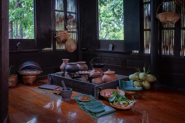 Древняя Деревянная Старая Кухня Многими Травами Приготовления Пищи Загородном Доме — стоковое фото