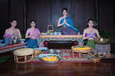 Kültüre göre geleneksel Tayland kıyafeti giymiş güzel bir Asyalı kadın portresi. Tayland usulü Ayutthaya, Tayland usulü tapınmak için el ele tutuşun.