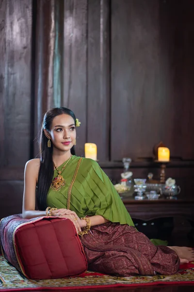 美しい肖像タイの伝統的な衣装を着たアジアの女性タイの文化によると 座って 古代の家でリラックス Ayutthaya Thailand — ストック写真