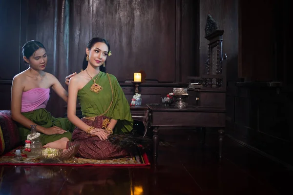 タイの伝統的な衣装を身に着けている美しい肖像画アジアの女性タイの文化によると 伝統的な衣装を身に着けていると座って メイドとリラックス古代の家でクールオフするために世話をするアユタヤ — ストック写真