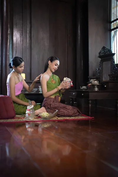 在泰国的Ayutthaya古屋 身着传统泰式服装 与女佣一起坐下来放松一下的亚洲女人 注意保持冷静 — 图库照片