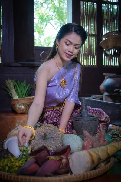 Bellissimo Ritratto Donna Asiatica Che Indossa Abito Tailandese Costume Tradizionale — Foto Stock