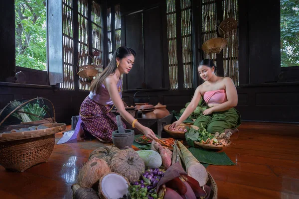 古代の家で台所でタイの衣装を着て美しい肖像画アジアの女性伝統的な文化と伝統料理 Ayutthaya Thailand — ストック写真