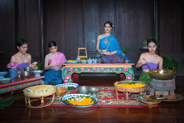 Hermoso Retrato Grupo Mujer Asiática Con Traje Vestir Tailandés Tradicional — Foto de Stock