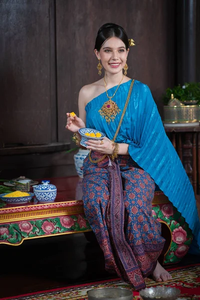 在泰国的Ayutthaya古屋 身着传统泰式服装的亚洲女人穿着符合泰国文化和传统的美丽肖像 — 图库照片