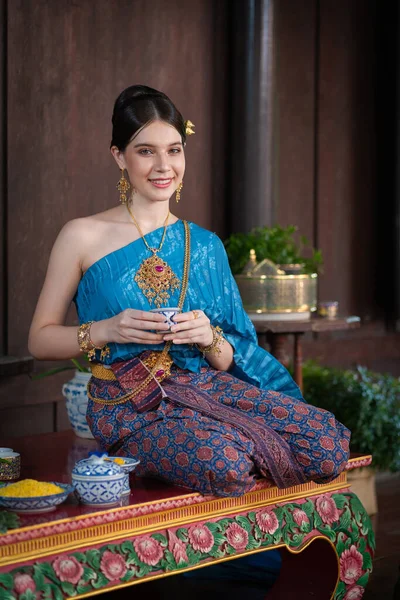 Bellissimo Ritratto Donna Asiatica Indossa Abito Tailandese Costume Tradizionale Secondo — Foto Stock