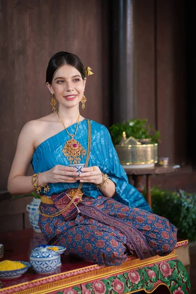 在泰国的Ayutthaya古屋 身着传统泰式服装的亚洲女人穿着符合泰国文化和传统的美丽肖像 — 图库照片