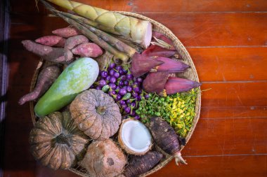 Bambu filizli sebze seti, tatlı patates, balkabağı, muz çiçeği, Hindistan cevizi, patlıcan, taro, sesbania çiçeği, taro, bambu sepetinde kırmızı biber geleneksel Tayland yemeği pişirmek için