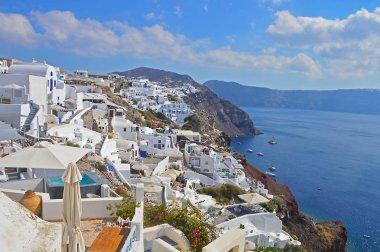 Oia, Santorini, Yunanistan evlerin üzerinden bir görünüm