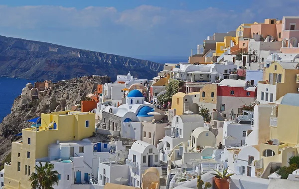 Oia, Santorini, Yunanistan evlerin üzerinden bir görünüm