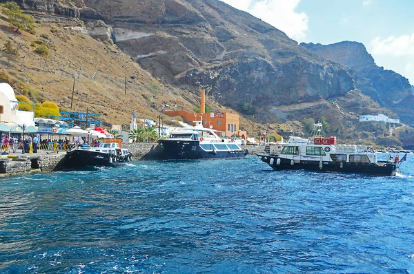 Santorini / Yunanistan - 9 Ekim 2018: Tira, Santorini eski liman bırakarak.